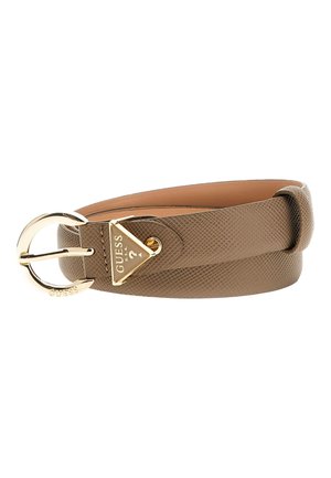 Ceinture brun clair texturée avec boucle ronde dorée et logo triangulaire Guess USA sur fond blanc.