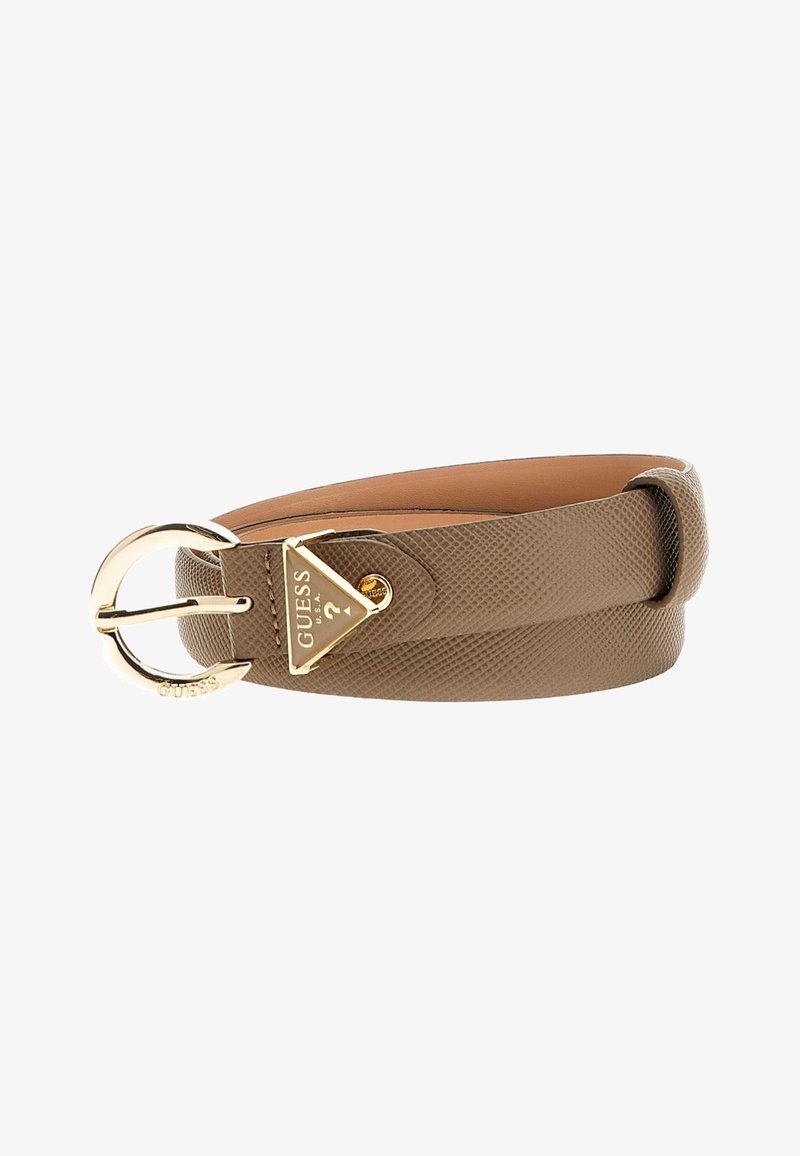 Ceinture brun clair texturée avec boucle ronde dorée et logo triangulaire Guess USA sur fond blanc.