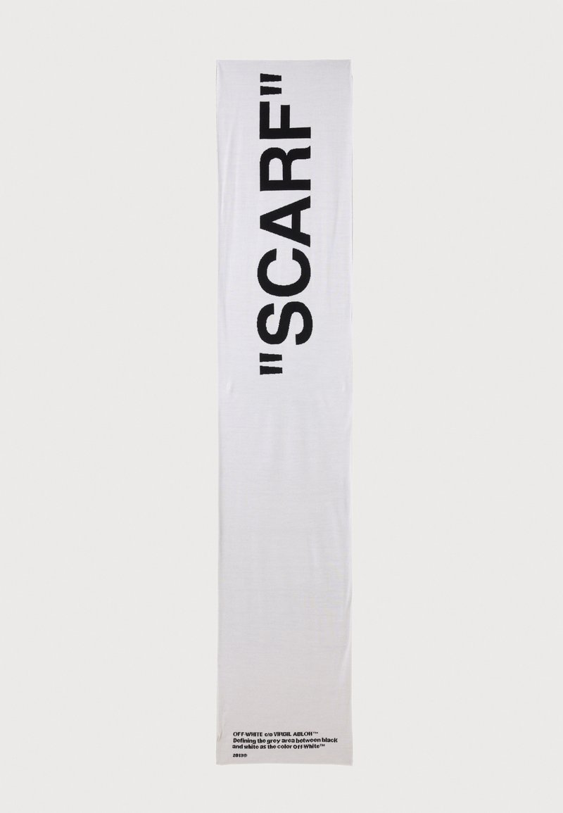 Écharpe blanche longue et rectangulaire avec un texte noir audacieux "SCARF" entre guillemets et un petit logo Off-White en bas.