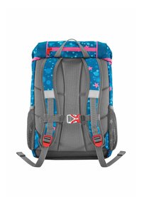 Rugzak van blauwe stof versierd met roze sterren en stippen, grijze riemen, gaas zijvakken en een handvat bovenop. De gespen zijn rood.