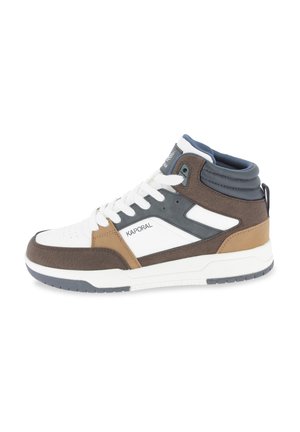Baskets montantes en cuir blanc, marron et gris. Les caractéristiques incluent un embout texturé, des lacets blancs et un logo discret sur le côté.