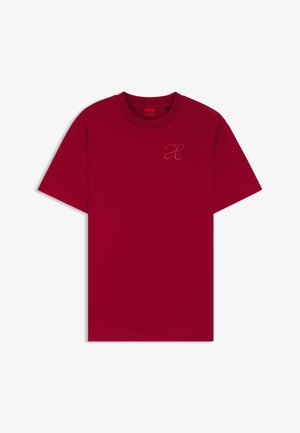 Camiseta de algodón roja con cuello redondo, mangas cortas y un logotipo bordado sutil en un tono ligeramente más oscuro en el lado izquierdo del pecho.