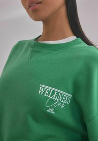 Self. Mikina - green