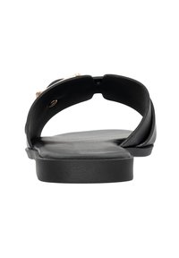 Sandalo piatto nero con tomaia in pelle liscia, design aperto sul retro e un sottile accento metallico sulla cinghia. Stile minimalista e moderno.