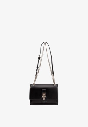 Sac bandoulière en cuir noir avec une chaîne argentée, une section en cuir noir ajustable, un fermoir argenté à l'avant et le logo "BY CHABRAND".