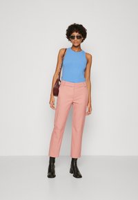Tommy Hilfiger CORE - Chino - teaberry blossom