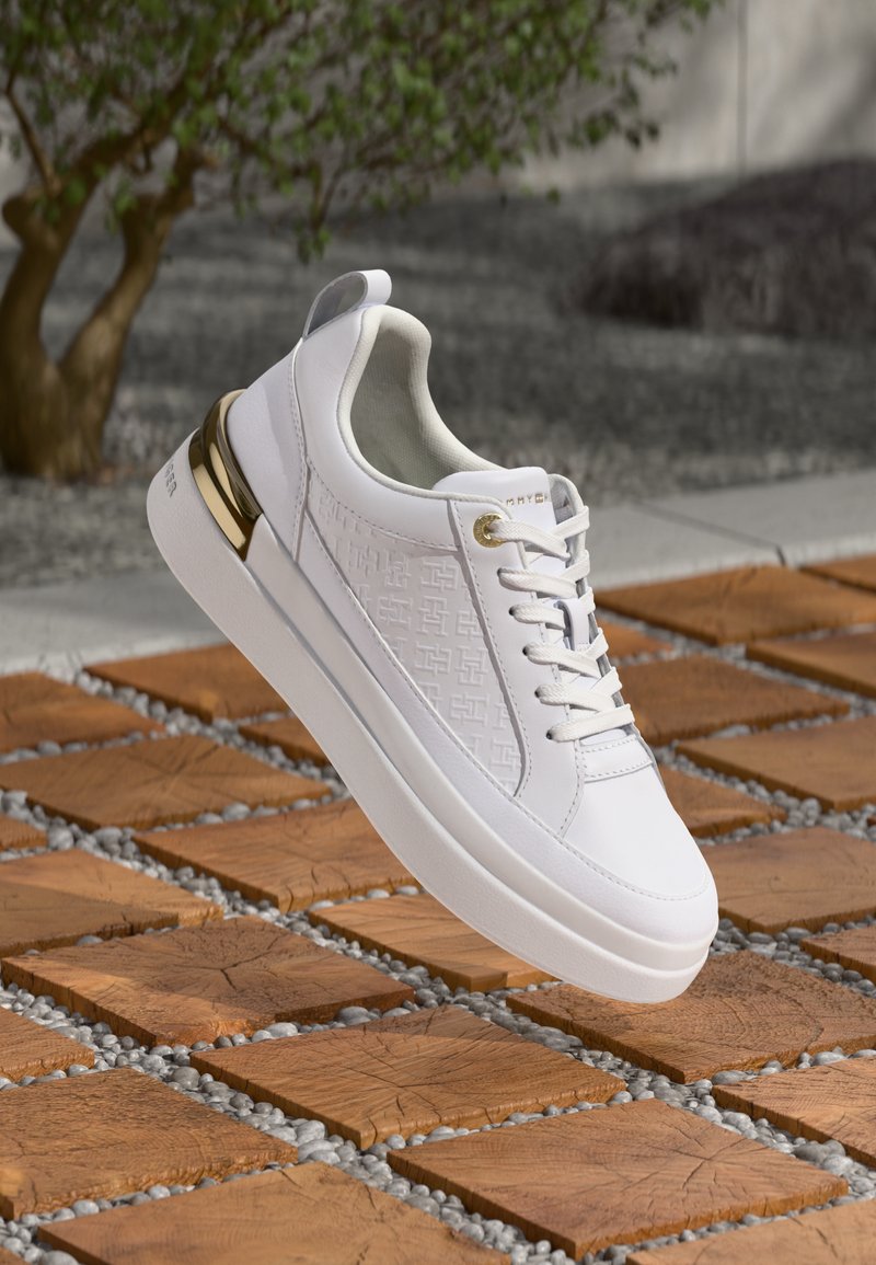 Tommy Hilfiger - LUX COURT MONOGRAM - Sneaker low - white, Vergrößern