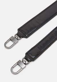 Bracelet en cuir noir avec une finition brillante, comportant des clips en métal à chaque extrémité pour l'attache. Texture lisse avec des détails de couture visibles.