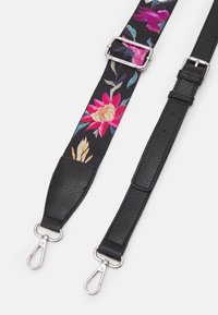 La sangle d'épaule en tissu à motif floral est dotée d'une extrémité en cuir texturé noir avec des crochets en métal argenté. Longueurs ajustables disponibles.