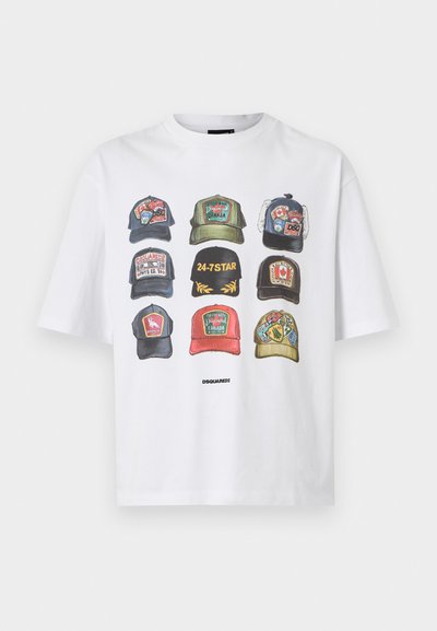 Λευκό T-shirt με εννέα εικονογραφημένα καπέλα σε πλέγμα 3x3, με διάφορα χρώματα, μπαλώματα και λογότυπα, συμπεριλαμβανομένου του κειμένου "DSQUARED2" από κάτω.