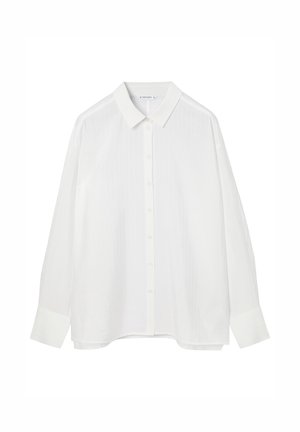 Camisa blanca abotonada con cuello puntiagudo. Hecha de tela ligera, presenta un sutil patrón de rayas verticales y mangas largas con puños.