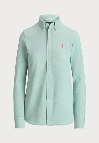 Camicia a maniche lunghe di colore verde menta chiaro, realizzata in misto cotone, presenta un colletto classico e un piccolo logo ricamato sul petto.