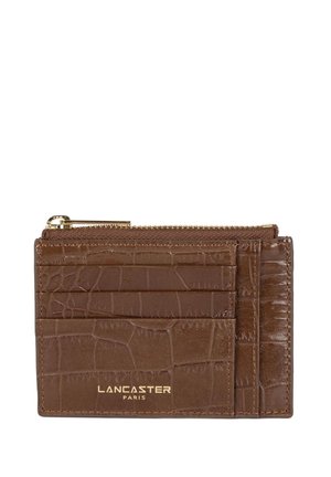 Portadocumenti in pelle color cuoio con motivo coccodrillo, dotato di tasca con zip, più scomparti per carte e logo dorato impresso sul davanti.