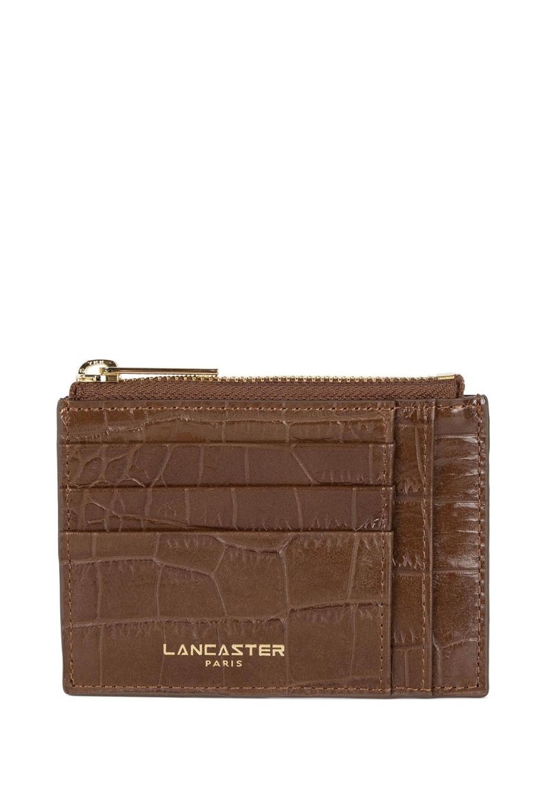 Porte-cartes en cuir marron embossé crocodile avec poche zippée, plusieurs emplacements pour cartes et logo en doré embossé sur le devant.