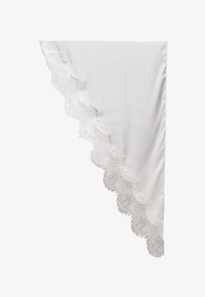 Biały trójkątny satynowy materiał z delikatną koronką wzdłuż jednego boku oraz frędzlami na krawędziach.