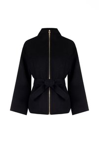 Giacca nera in misto lana con colletto alto, zip dorata e cintura anteriore. Presenta maniche larghe e un design minimalista.