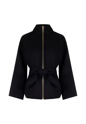 Veste en mélange de laine noire avec un col haut, une fermeture éclair dorée et une ceinture à nouer à l'avant. Elle présente des manches larges et un design minimaliste.