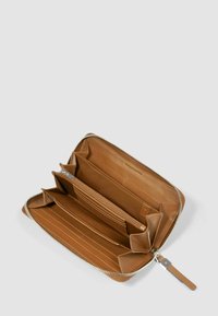 Portafoglio marrone in pelle con cerniera che si apre per mostrare più scomparti per carte, un compartimento con cerniera per le monete e sezioni per le banconote su uno sfondo grigio.