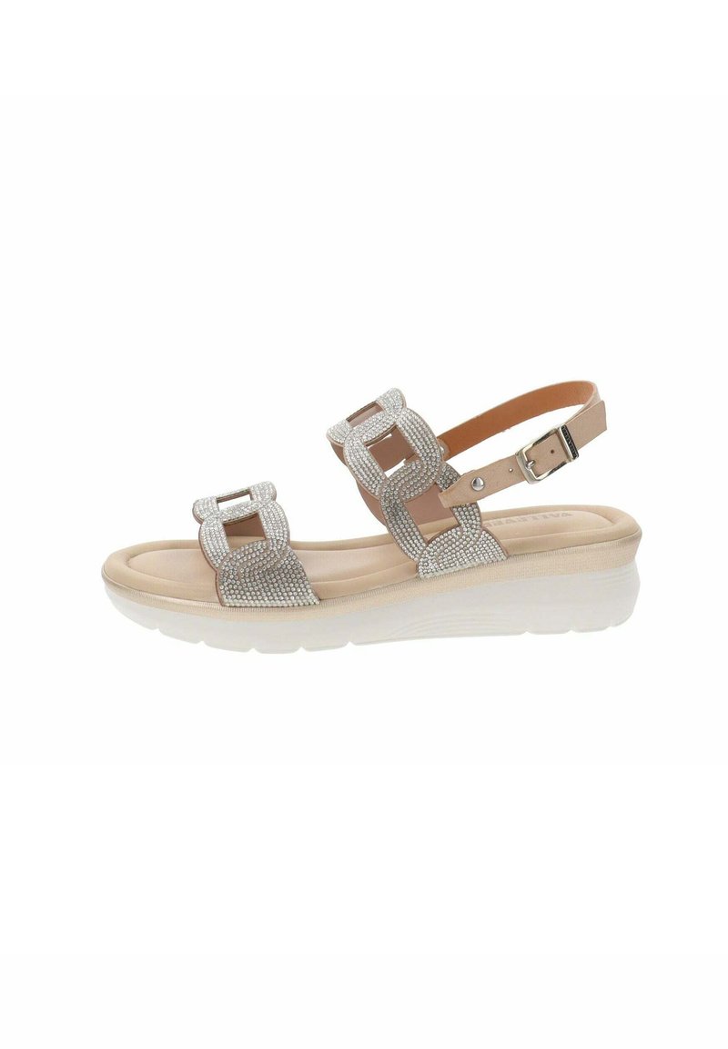 Sandal in beige con suola in gomma bianca, caratterizzato da decorazioni in strass e due cinturini regolabili con chiusura a fibbia.
