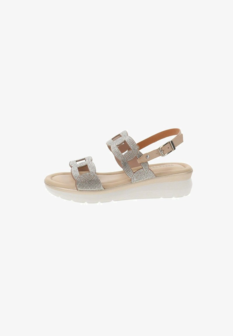 Sandal in beige con suola in gomma bianca, caratterizzato da decorazioni in strass e due cinturini regolabili con chiusura a fibbia.