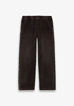 Σκούρο καφέ παντελόνια από κορντορού με ελαστική μέση και ίσια πόδια, απλωμένα επίπεδα σε λευκό φόντο.
