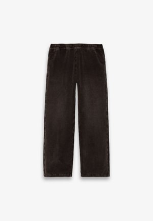 Σκούρο καφέ παντελόνια από κορντορού με ελαστική μέση και ίσια πόδια, απλωμένα επίπεδα σε λευκό φόντο.