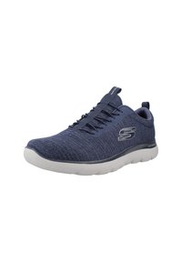 Scarpa sportiva blu navy con tomaia in tessuto texturizzato, suola bianca a contrasto e senza lacci visibili, dotata di un'etichetta a tab al tallone.
