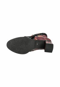 Botín negro de tacón con diseño floral colorido. La suela texturizada presenta intrincados patrones de hojas y enredaderas. Tacón cuadrado y acentos decorativos.