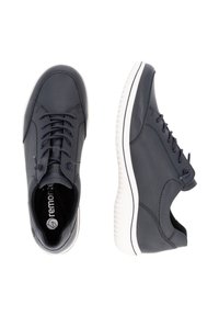 Dunkelblaue Leder-Sneaker mit strukturierter Oberfläche, weißer Gummisohle, Schnürdesign und auffälligem Logo auf der Innensohle.