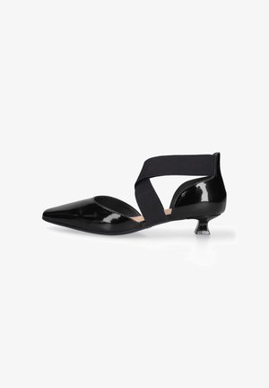 Chaussure en cuir verni noir avec un bout pointu, une bride élastique à la cheville et un petit talon carré. Présente des côtés découpés et un design épuré.