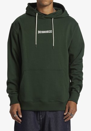Haut à capuche vert foncé en tissu doux, doté d'une poche avant, de cordons de serrage de couleur crème et d'un texte de logo blanc sur la poitrine.