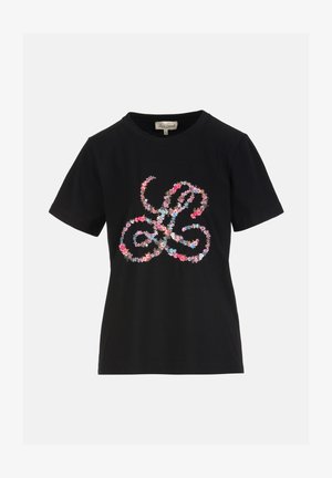 Zwart T-shirt met korte mouwen en een kleurrijk bloemenontwerp dat een abstracte, lusvormige figuur aan de voorkant vormt.