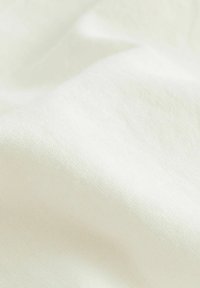 Fehér textúrájú szövet, puha, szőtt megjelenéssel, finom ráncokkal és matt felülettel, mely ideális különböző textil alkalmazásokhoz.