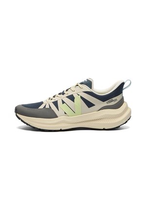 Flacher Laufschuh mit beigem und marineblauem Obermaterial, hellgrünem "V"-Logo, dicker beiger Sohle und schwarzem Profil, für den Offroad-Einsatz konzipiert.