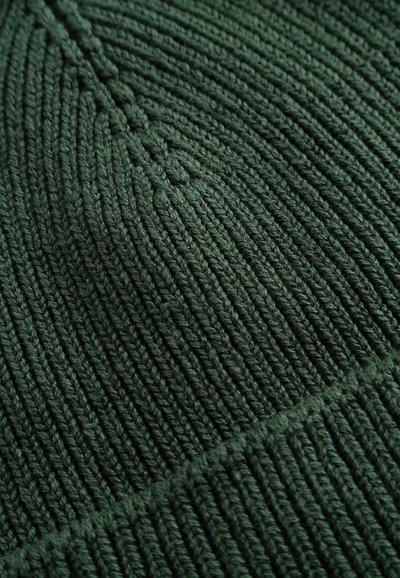 Zielona dziana czapka z ribbowym wzorem i bezszwow designem, z wyraźnymi diagonalnymi wzorami szwów na powierzchni.