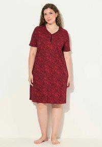 Červené noční košile s krátkými rukávy, květinovým a paisley vzorem, véčkovým výstřihem s černým knoflíkem, nad kolena, vyrobené z měkké tkaniny.