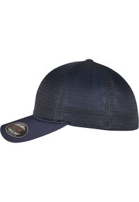 Cappellino blu navy con visiera curva, realizzato in un tessuto a rete traspirante. Presenta una toppa con logo sul davanti e un design aderente.
