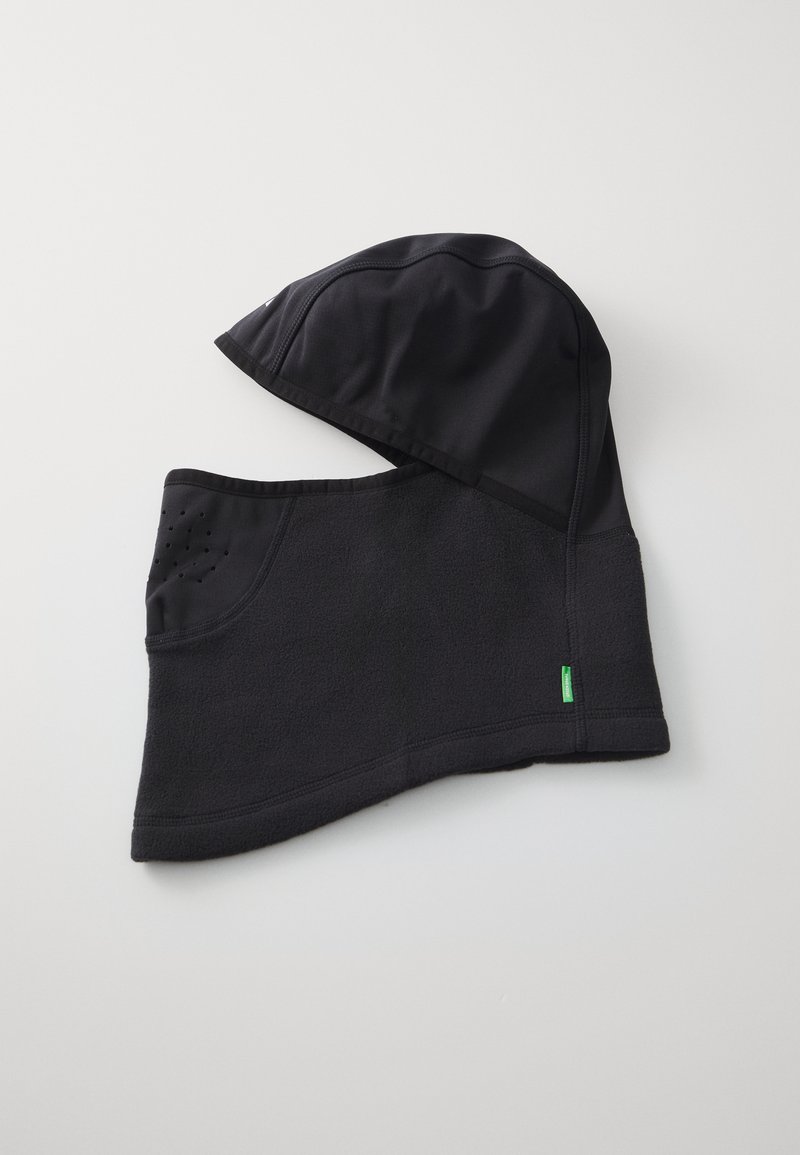 Turbante multifuncional preto com uma parte inferior de fleece suave, uma parte superior texturizada com orifícios de ventilação e uma pequena etiqueta verde de destaque.