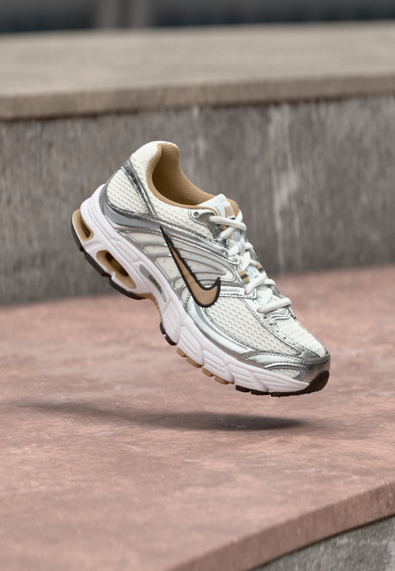 AIR MAX MOTO 2K white/british khaki/metallic silver-coloured/black/flat silver-coloured/photon dust/off-white