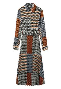 Robe à manches longues avec un col à boutons, faite de tissu à motifs en orange, noir et blanc, avec une taille ceinturée et une jupe fluide.