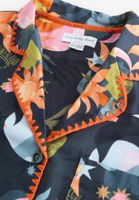 Tume värviga lillestruktuuriga öösärk, millel oranžid kontrast õmblused ja must nööp. Omab kraed ja pehmet tekstuuri.