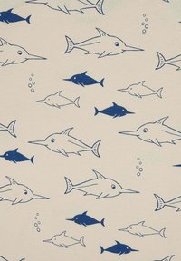 Weißer Stoff mit einem sich wiederholenden Muster aus umrissenen Fischen in Blau und Dunkelblau, die verschiedene Positionen einnehmen und mit Blasen im Hintergrund versehen sind.