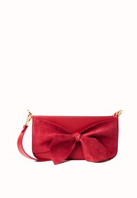 Borsa a tracolla rossa realizzata in pelle liscia e morbida suede. Presenta un grande dettaglio a fiocco sul davanti, con una tracolla removibile e finiture in oro.