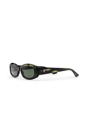 Gafas de sol rectangulares con tono verde, montura marmolada en negro y verde oliva, y un pequeño logo blanco en la patilla.