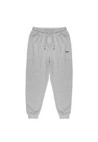 Szare dresy wykonane z miękkiej bawełny, z elastycznym paskiem w talii z sznurkiem, mankietami u kostek oraz małym logo po lewej stronie.