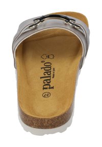 Sandali d'argento con suola in sughero e plantare in pelle marrone. Presentano una fascia larga con un accento decorativo in metallo nero.