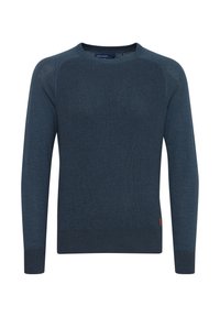 Maglione lavorato a maglia blu navy, scollo a giro, maniche lunghe, tessuto testurizzato, polsini e orlo aderenti, con un piccolo logo marrone in basso.
