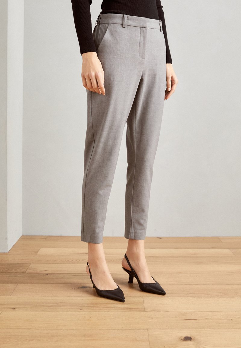 b.young - DANTA PANTS CROP - Stoffhose - light grey melange, Vergrößern