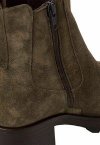 Tamaris Tronchetti - olive