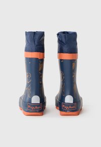 Pari kumisa ranhukadzi dze navy blue ne orange dzine mifananidzo yemichero uye kuti ine mabhachi echipfeko, yakatariswa kumashure pamus背景 chena.